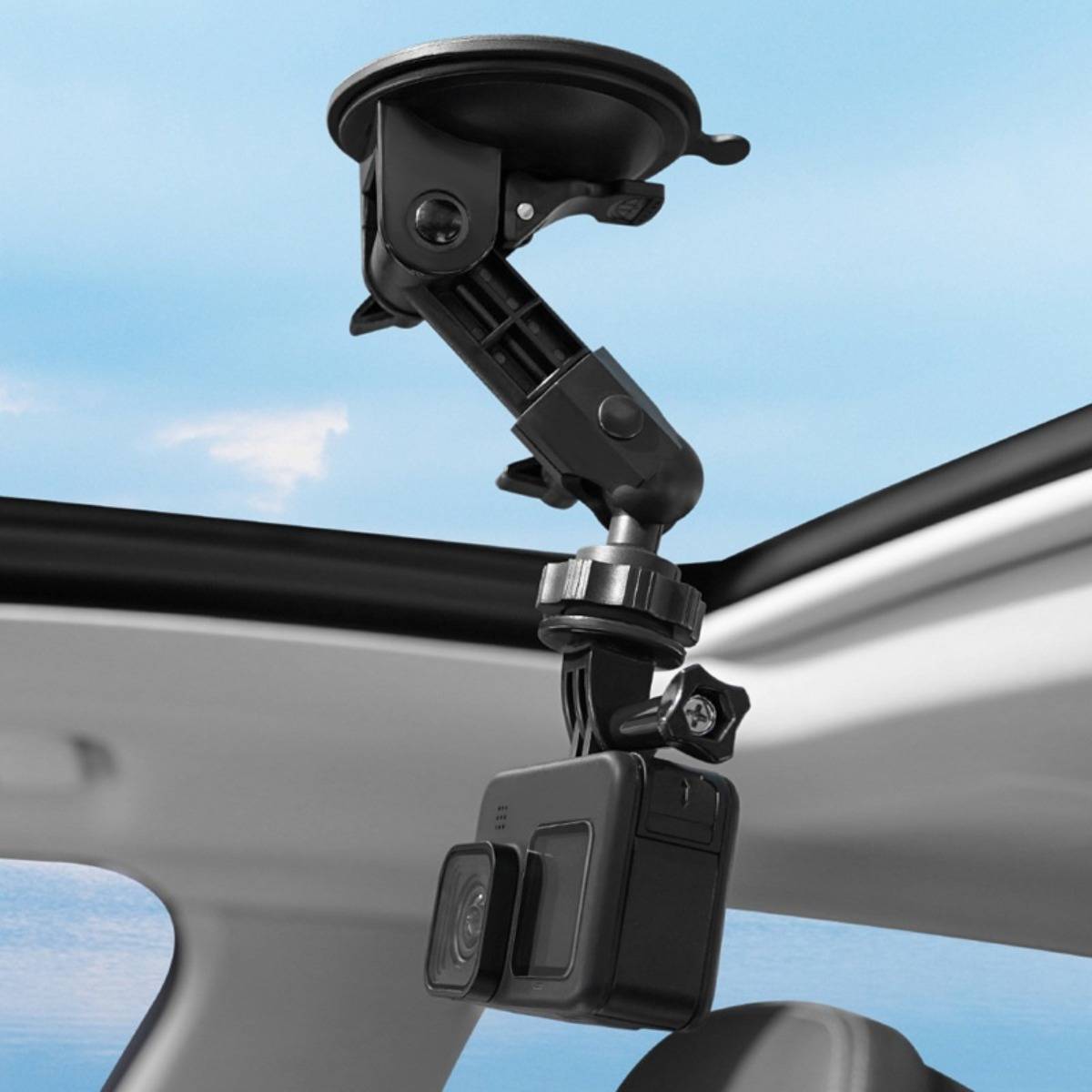 Actionkamera auf einem Saugnapf-Arm im Inneren eines Autos, angebracht an der Windschutzscheibe oder im Bereich des Sonnendachs.