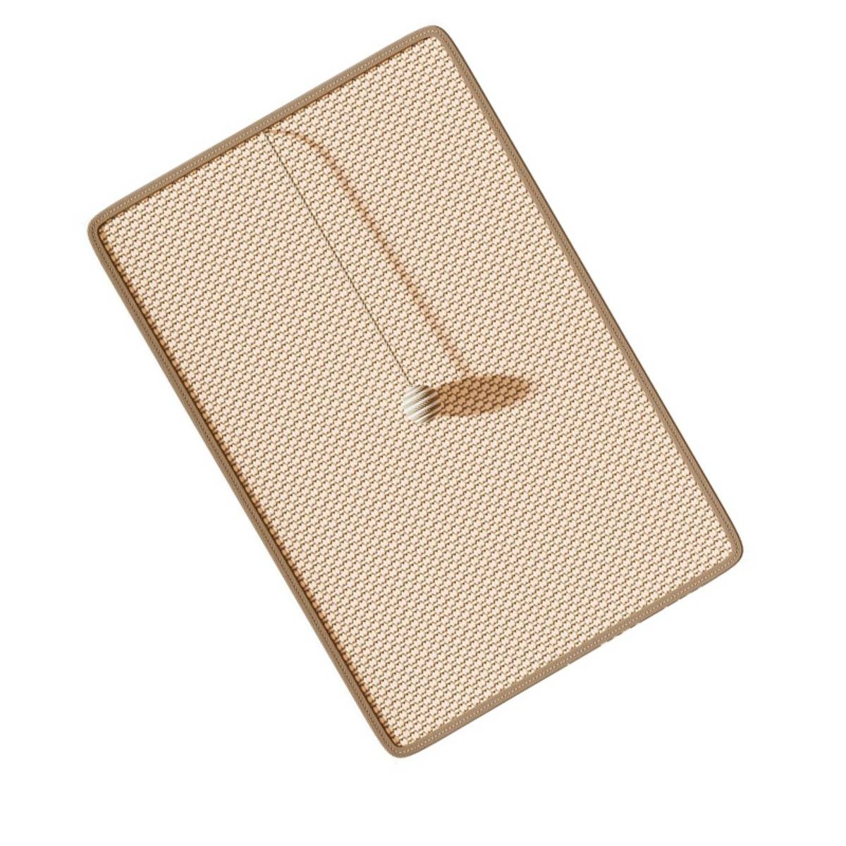 Beigefarbenes Notizbuch oder Planer mit gewebter Textur, abgerundeten Ecken und einem beige Gummizugverschluss auf weißem Hintergrund.