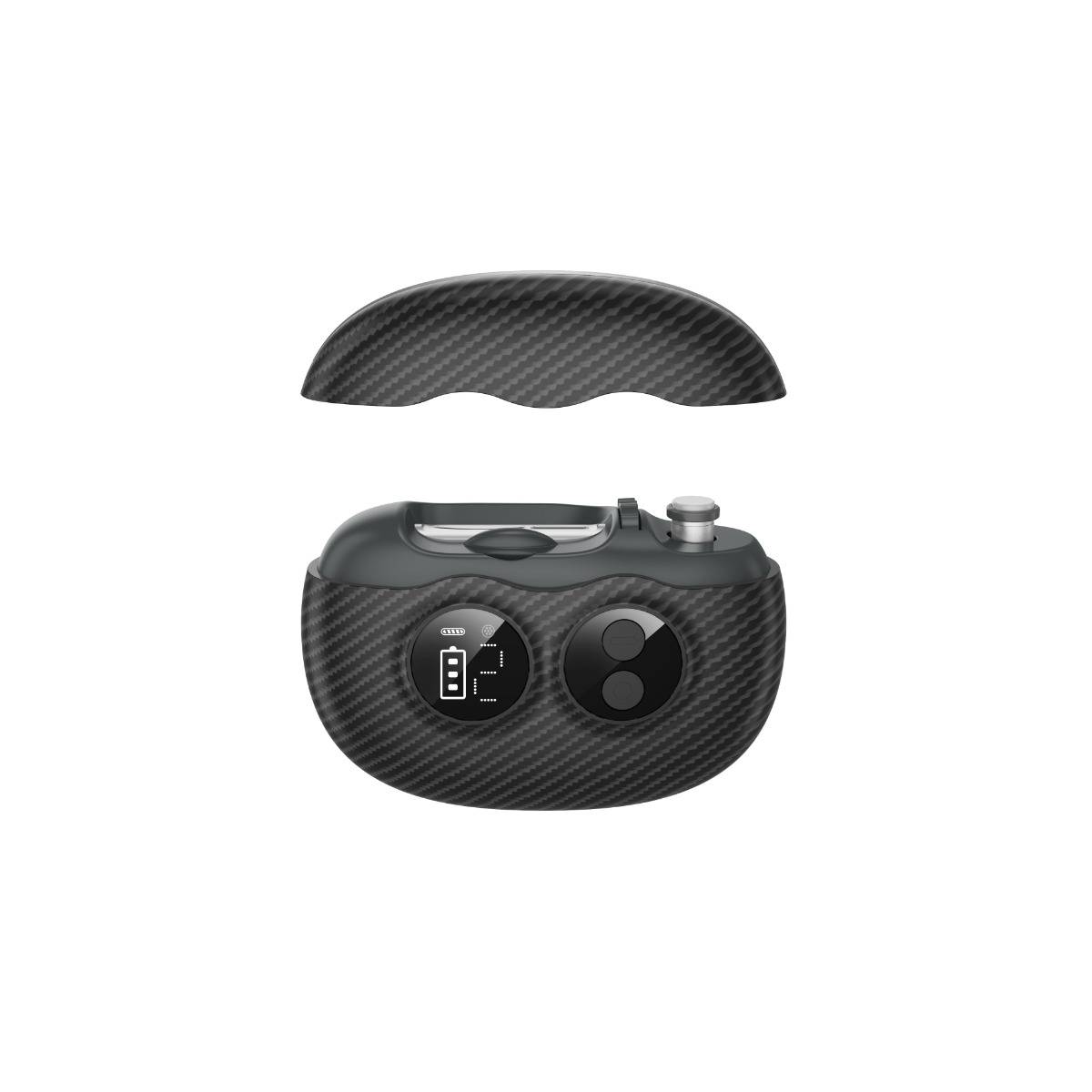 Kohlefaser-Wireless-Earbud-Ladeetui offen gezeigt, mit Batterieanzeige und Ohrhörern im Inneren.