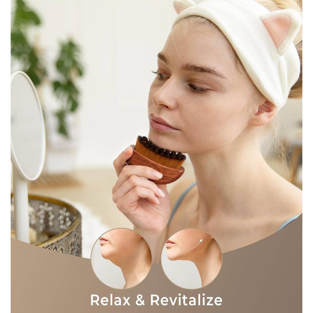 Frau, die ein Gesichtsmassagegerät in einer Hautpflege-Umgebung verwendet, mit dem Text „Entspannen & Revitalisieren