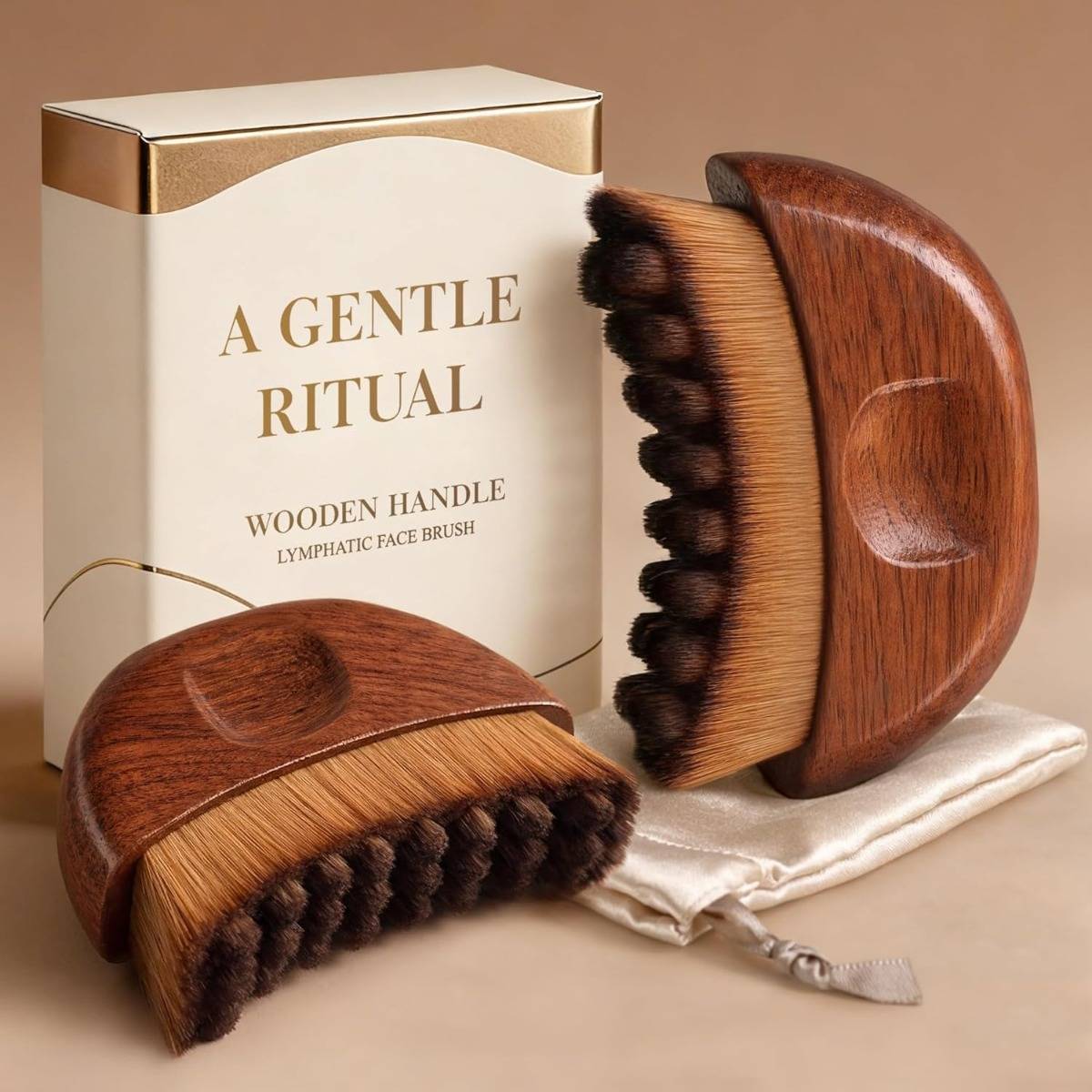 Zwei Gesichtsbürsten für Lymphdrainage mit hölzernen Griffen, neben einer Box mit der Aufschrift „A Gentle Ritual