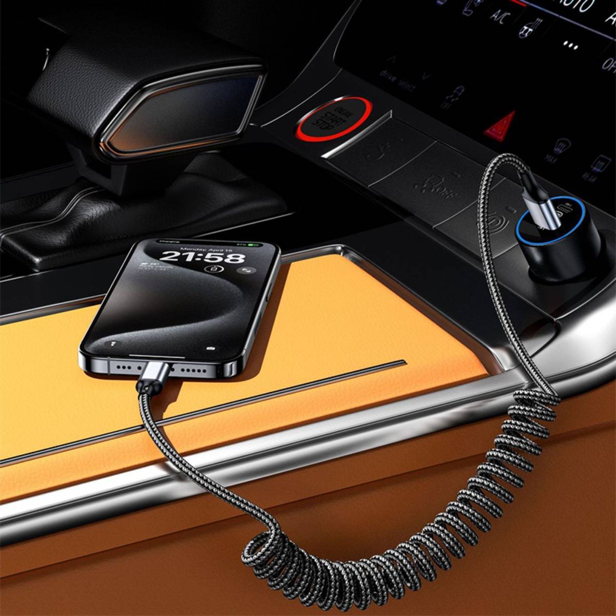 Ein Smartphone wird in einem Auto über ein aufgerolltes USB-Kabel aufgeladen, das in einen Dashboard-Anschluss gesteckt ist, wobei sich das Telefon auf der mittleren Mittelkonsole abstützt.