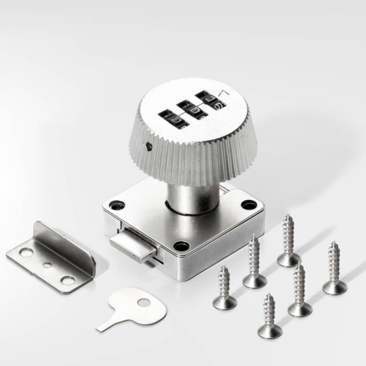 Silbernes Kombinationsschloss auf einem quadratischen Metallriegel, dargestellt mit Befestigungsschrauben und kleinen Hardwareteilen auf weißem Hintergrund.