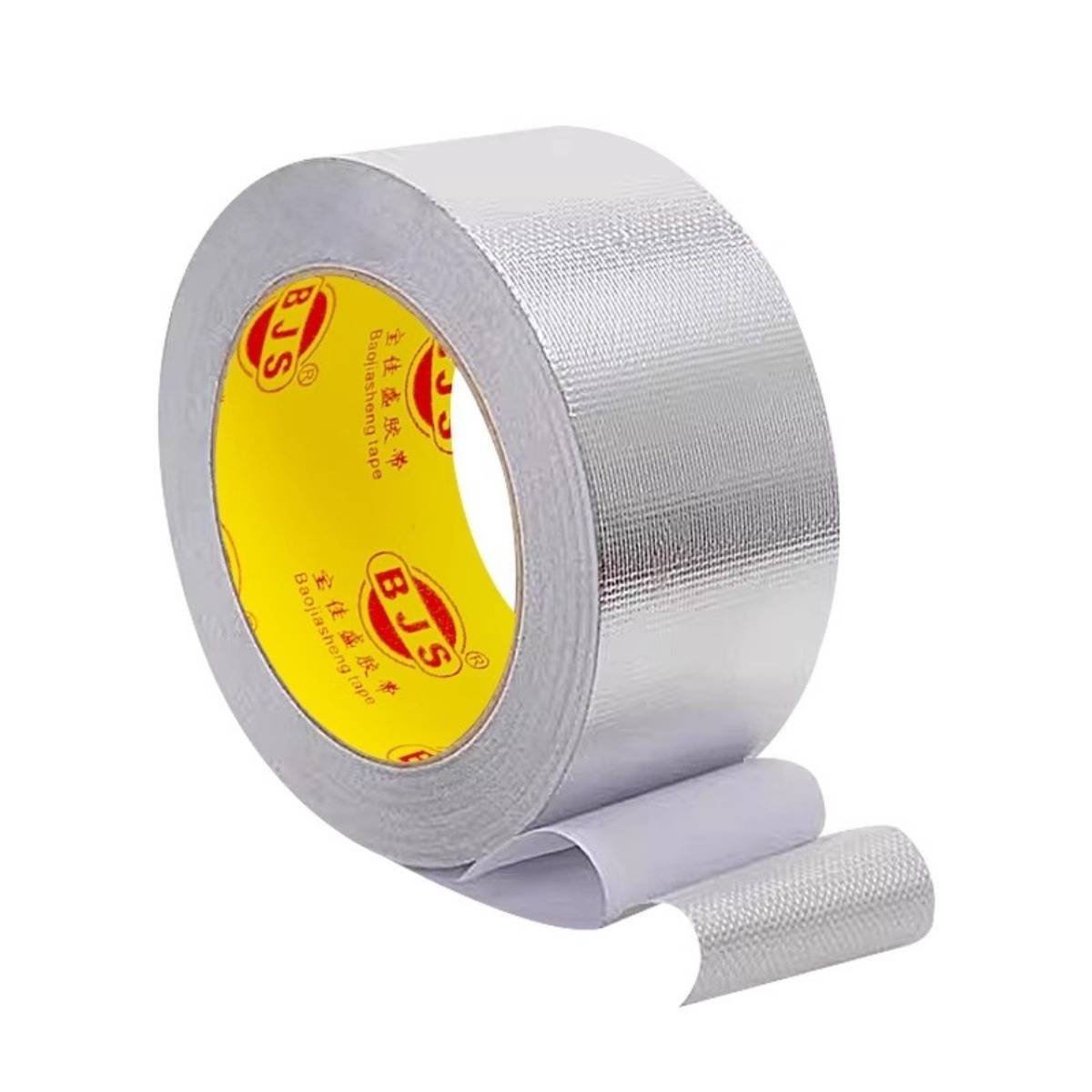 Eine Rolle silbernes Klebeband mit strukturierter Oberfläche und gelbem Innenkern, gezeigt mit einem lockeren, abgewickelten Streifen auf weißem Hintergrund.