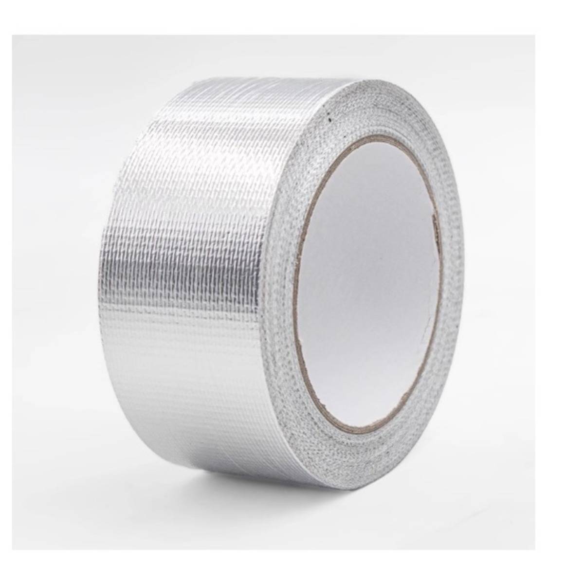 Eine Rolle mit silberner reflektierender Klebeband auf weißem Hintergrund.