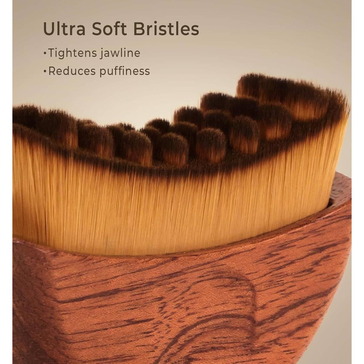 Nahaufnahme einer hölzernen Gesichtsbürste mit ultraweichen Borsten, gekennzeichnet mit „Ultraweiche Borsten" und mit dem Hinweis, dass sie die Kieferlinie straff macht und Schwellungen reduziert.