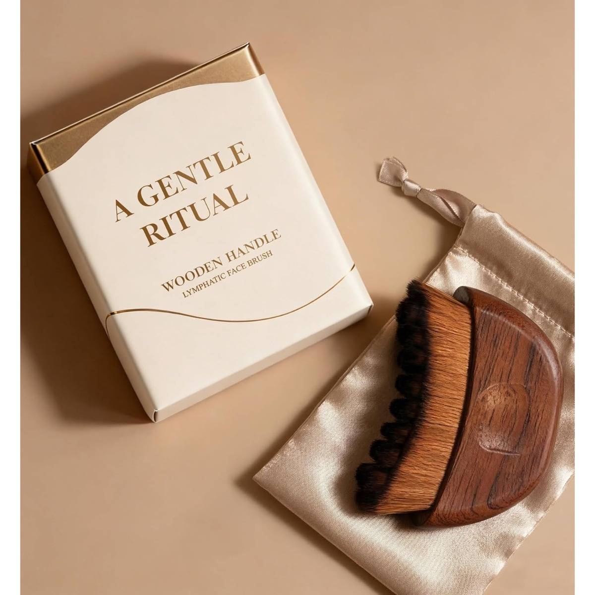 Produktverpackung für „A Gentle Ritual" Lymphdrainage-Gesichtsbürste mit Holzgriff neben einer Bürste mit Holzborsten auf einer Satinbeutel.