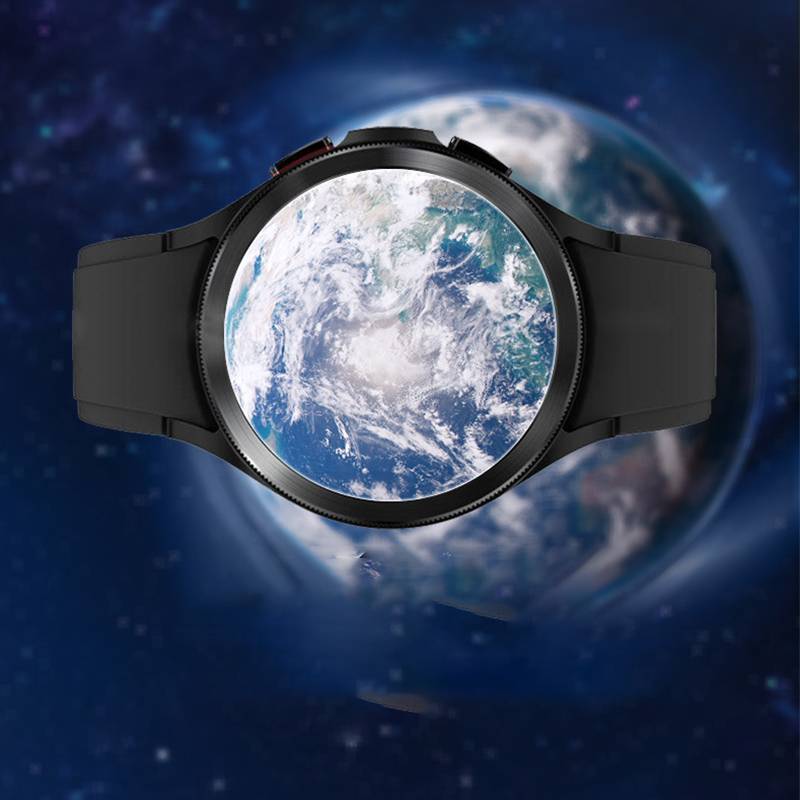 Schwarze Smartwatch mit rundem Display, das die Erde vor einem Weltraum-Hintergrund zeigt