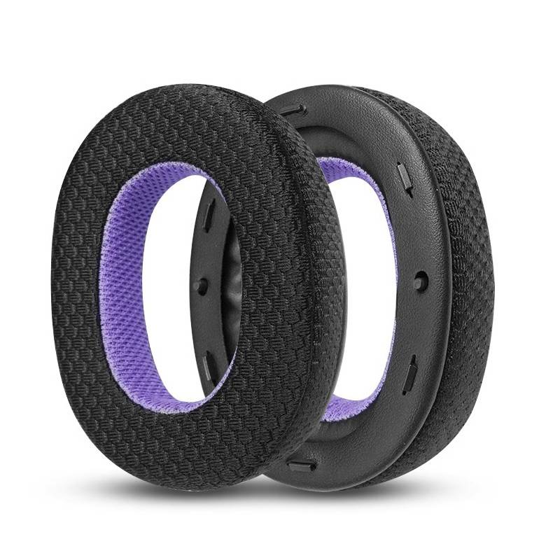 Zwei schwarze Over-Ear-Kopfhörer-Ersatzohrpolster mit violettem Innenfutter auf weißem Hintergrund.