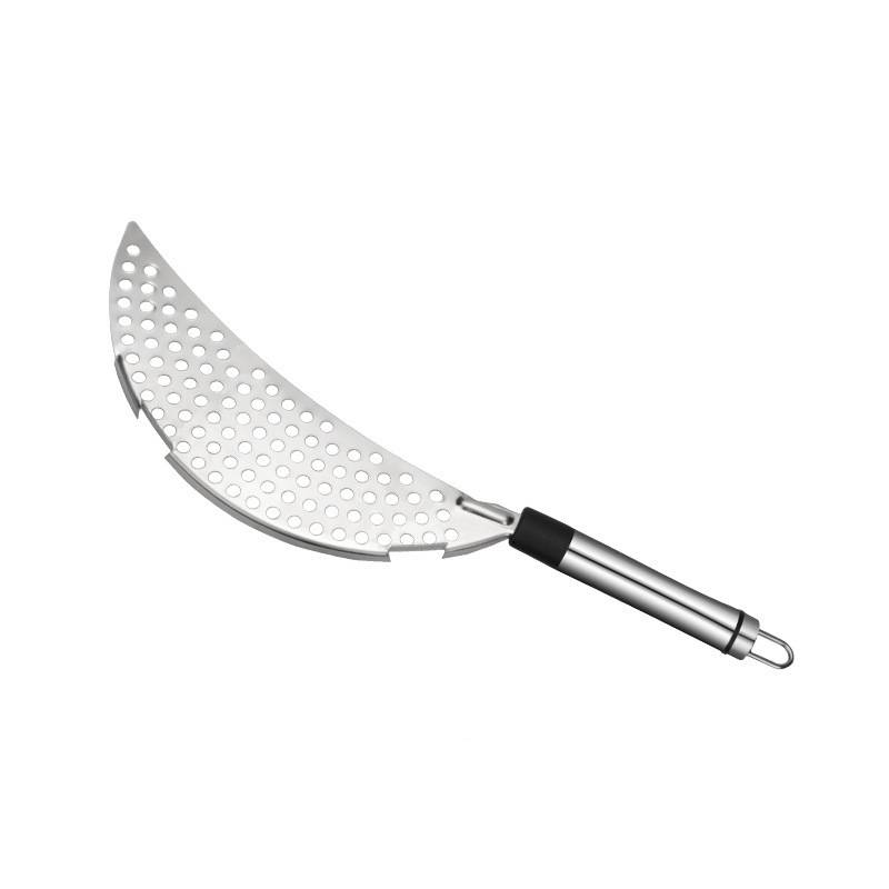 Durchbochtenes, gebogenes Edelstahl-Küchenutensil mit langem Griff, auf weißem Hintergrund dargestellt.