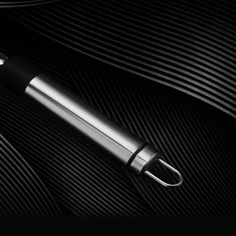Nahaufnahme eines silbernen Metallstylus oder Stifts, der diagonal auf einer dunklen strukturierten Oberfläche ruht.