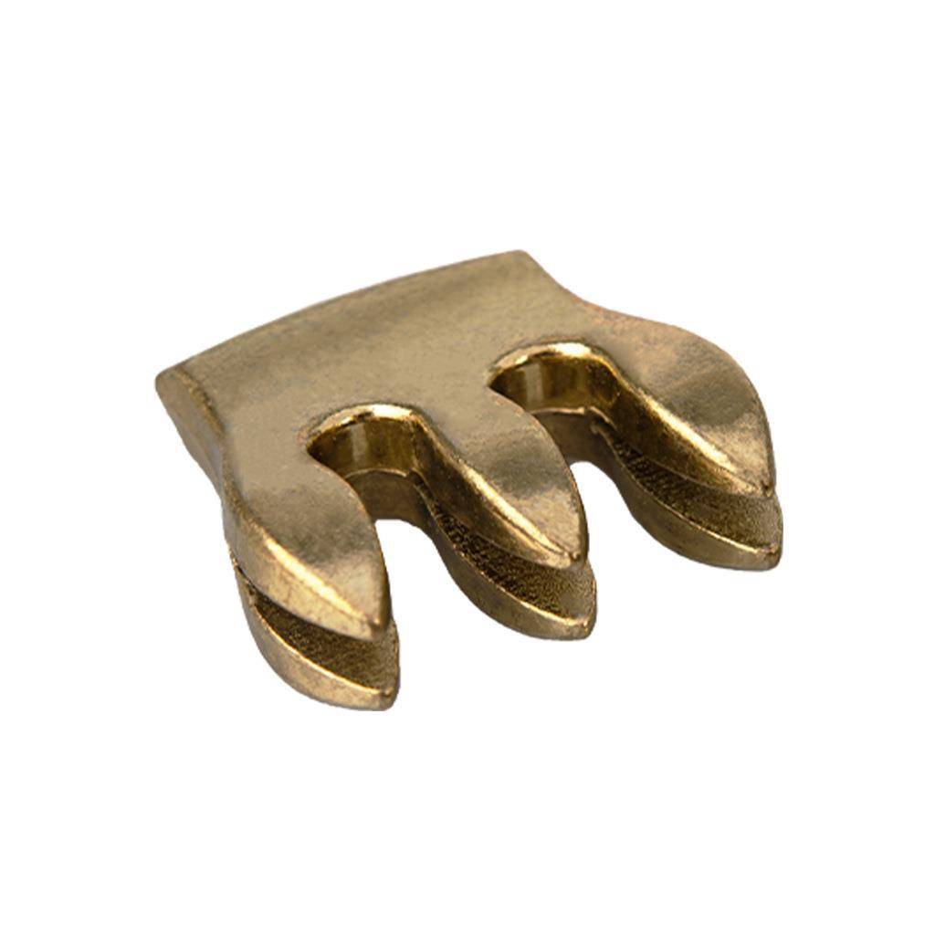 Nahaufnahme eines kleinen messingfarbenen dreipoligen Metallsteckers oder einer Befestigung, isoliert auf weißem Hintergrund.