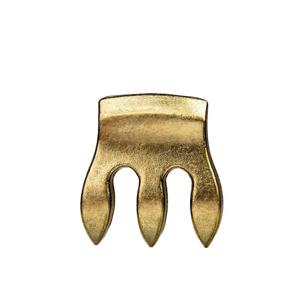 Kleine goldene dreiarmige Metallschließe oder Verschluss isoliert auf weißem Hintergrund.