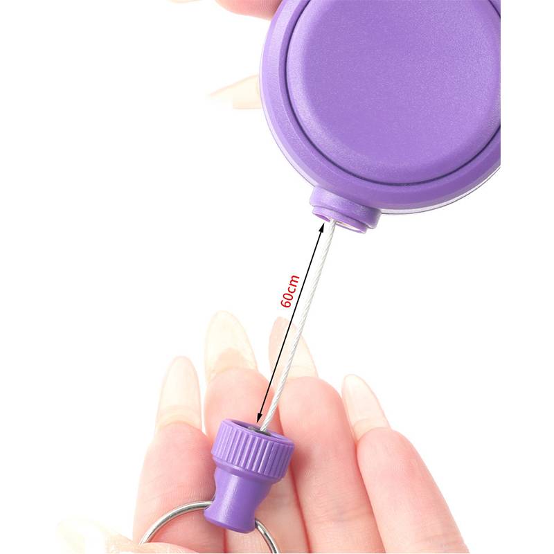 Violette ausfahrbare Ausweisrolle mit 60 cm Zugschnur, dargestellt verlängert über einer Hand, die das Clip-Ende hält.