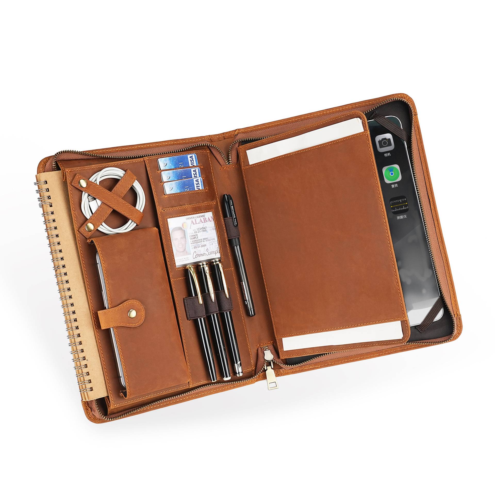 Offene Leder-Organizer-Mappe mit Notizbuch, Stift, Karten, Kabeln und Smartphone in mehreren Fächern.
