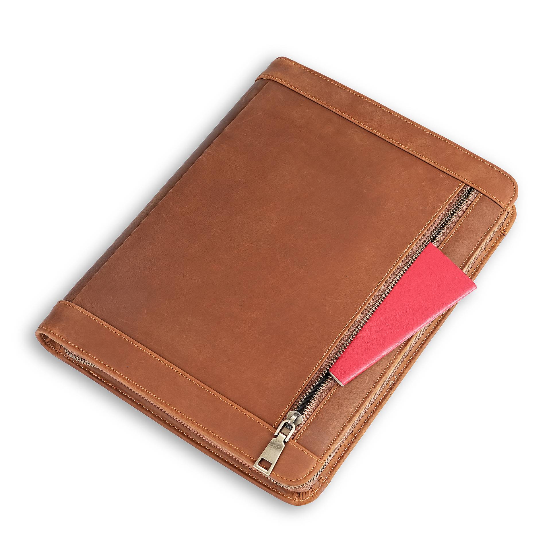 Braunes Ledernotizbuches mit Reißverschluss und einem rosa Stift oder einer rosa Einlage in der Seitentasche sichtbar.