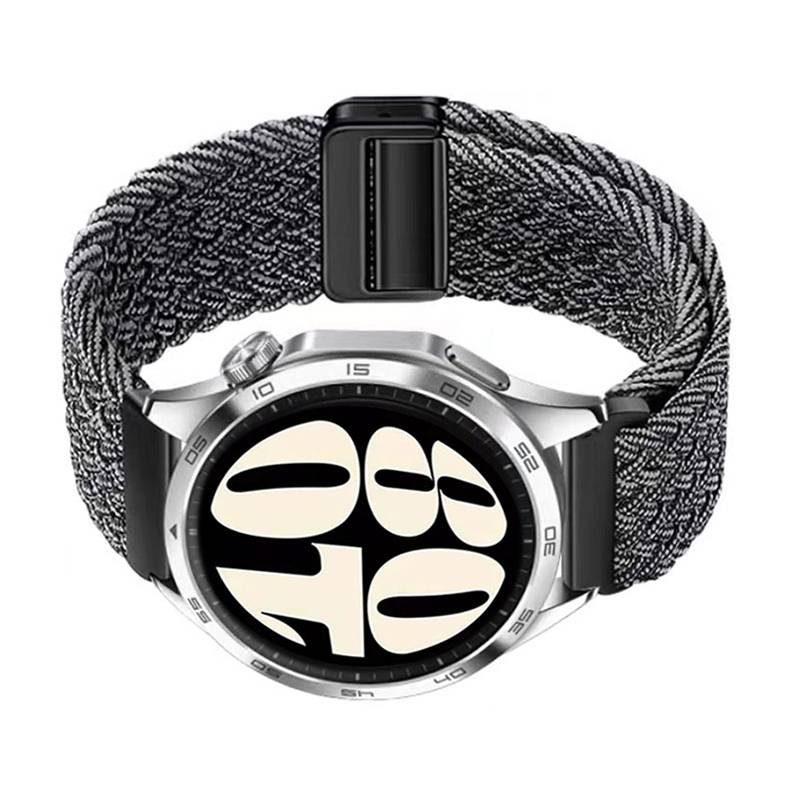Silberne Armbanduhr mit geflochtenem grauem Armband und schwarzer Lünette, frontal vor weißem Hintergrund dargestellt.