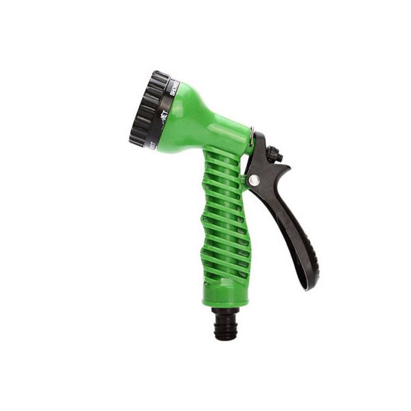 Grüne verstellbare Gartenschlauch-Sprühdüse mit schwarzem Auslöser und Anschluss auf weißem Hintergrund.