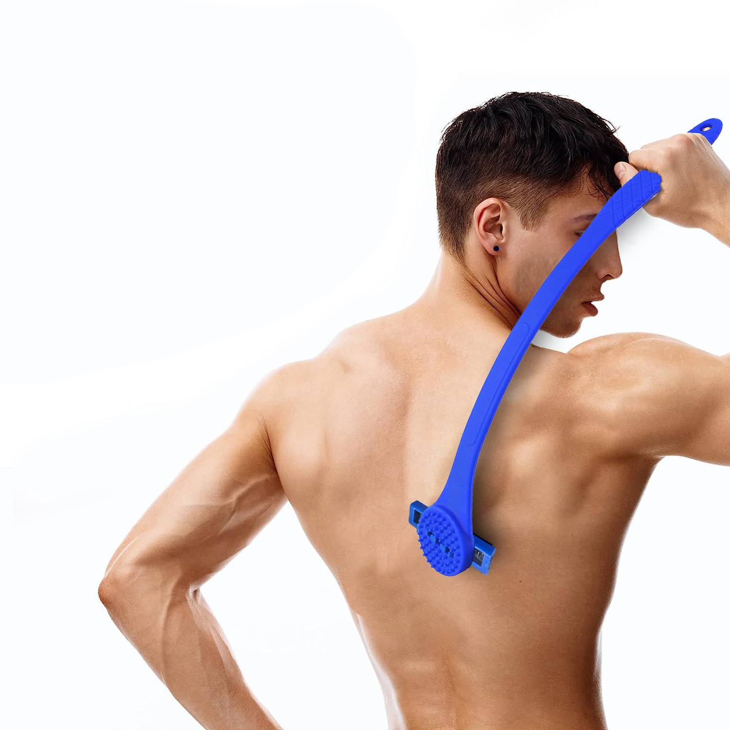 Ein muskulöser Mann benutzt einen blauen Rückenkratzer, um seine obere Rückenseite zu erreichen und zu kratzen, vor einem einfachen weißen Hintergrund.