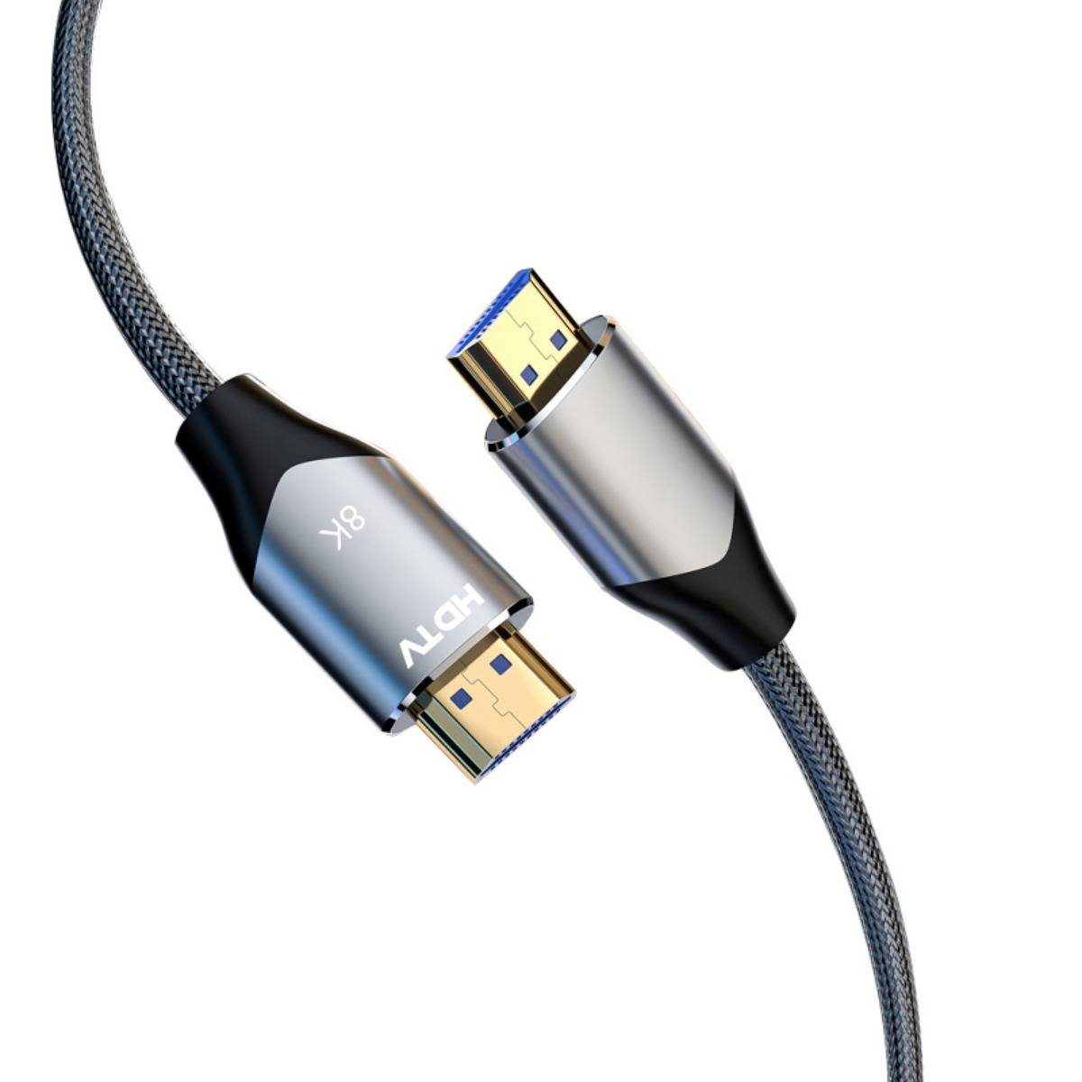 Nahaufnahme eines geflochtenen USB-Kabels mit einem Standard-USB-A-Anschluss und einem USB-C-Anschluss auf weißem Hintergrund.