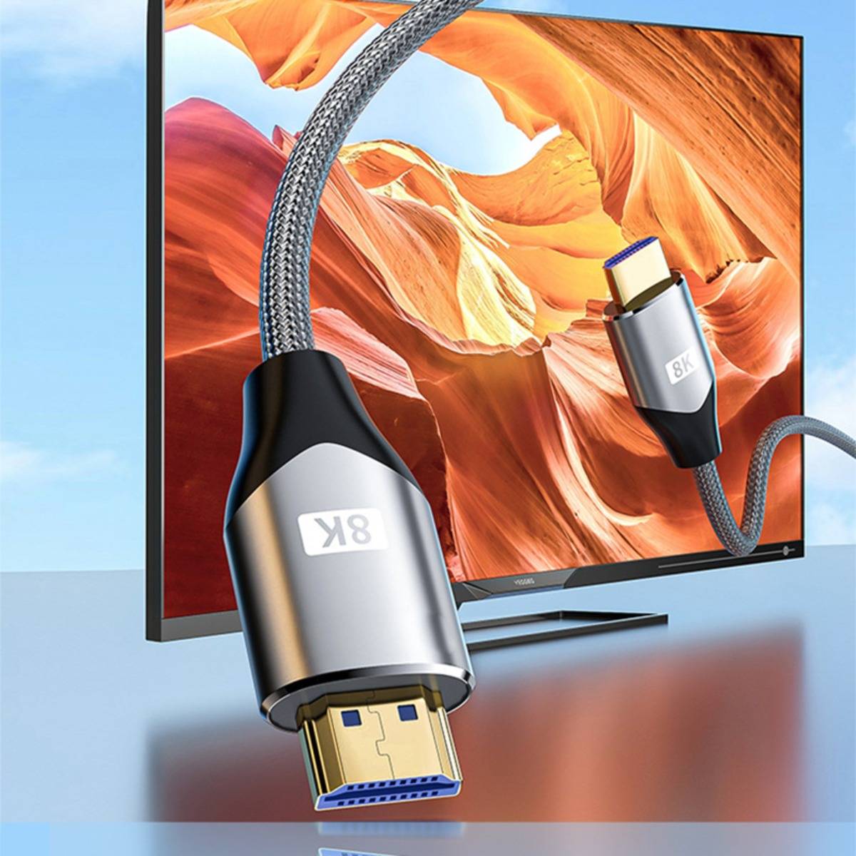 Nahaufnahme eines 8K-HDMI-Kabels und der Stecker, die in einen Flachbildfernseher eingesteckt sind, zeigt die Unterstützung der hochauflösenden Videoverbindung.