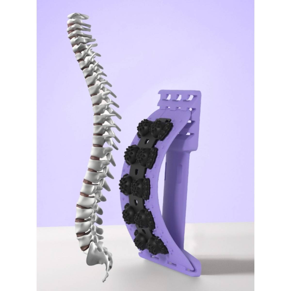 3D-Illustration einer gekrümmten menschlichen Wirbelsäule neben einer violetten Wirbelsäulenstützschiene mit schwarzen Verstellpads, die Haltungskorrektur zeigt.