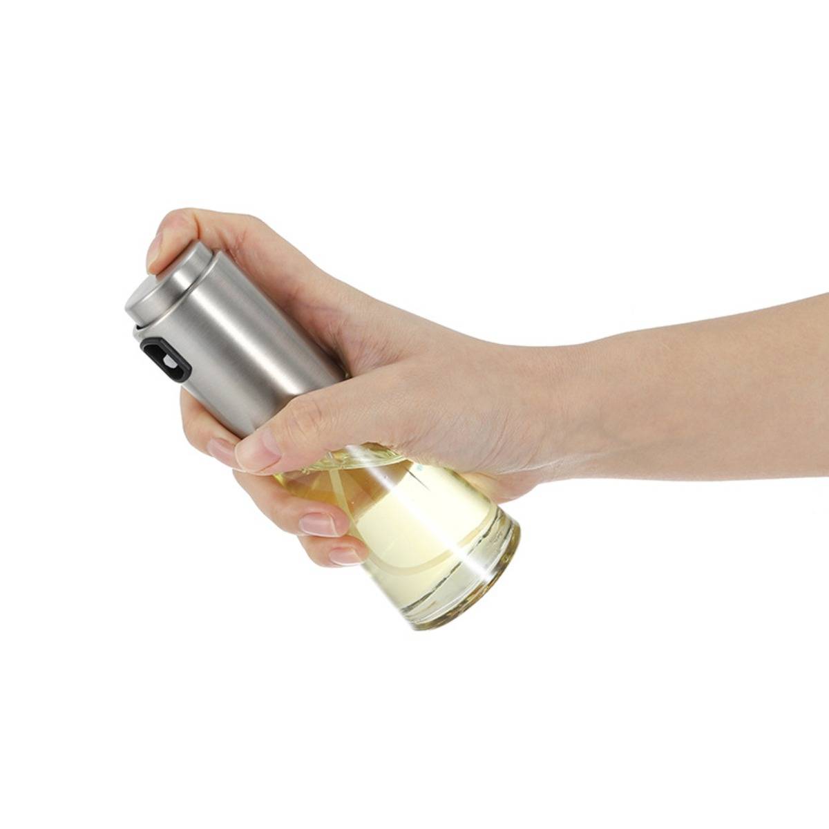 Eine Hand, die eine kleine Metalltaschenlampe mit eingeschaltetem Strahl gegen einen schlichten weißen Hintergrund hält.