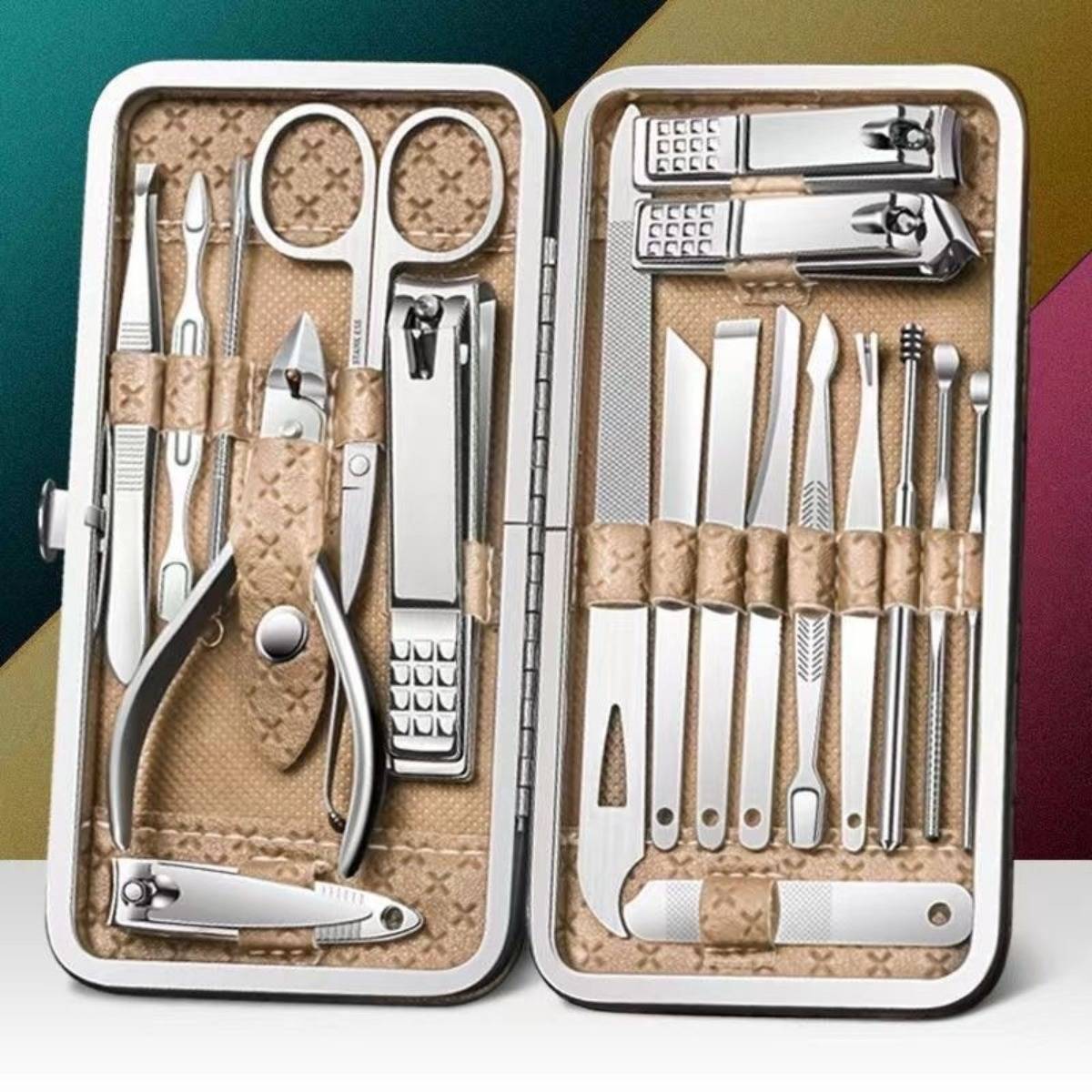 Offenes Maniküre- und Pediküre-Set mit Nagelknipsern, Schere, Pinzette, Feilen, Nagelhaut-Werkzeugen und Ohrenreinigern in einem gemusterten Etui.