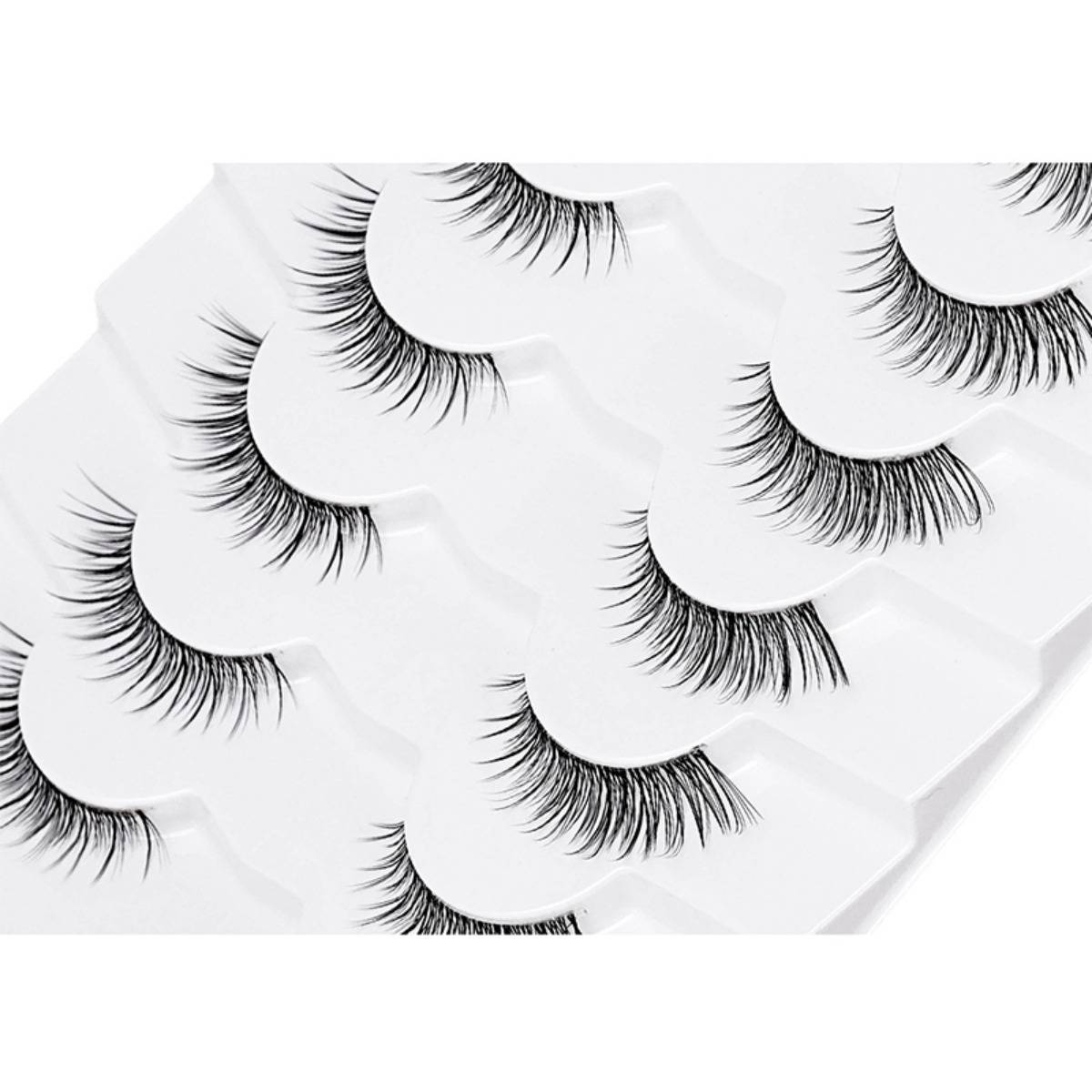 Verschiedene künstliche Wimpernstreifen, die in einem weißen Kunststofftablett auf neutralem Hintergrund angeordnet sind.
