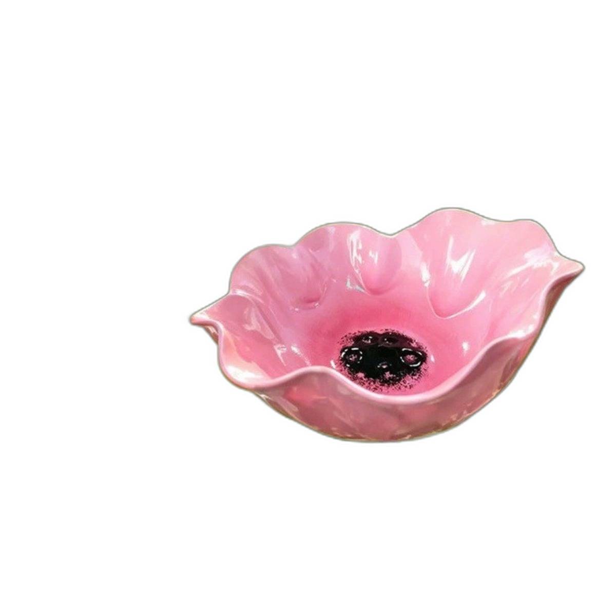 Rosa Keramikschale oder -schüssel mit geschwungenen Kanten und dunkelkircheliger Mitte, freigestellt auf weißem Hintergrund.