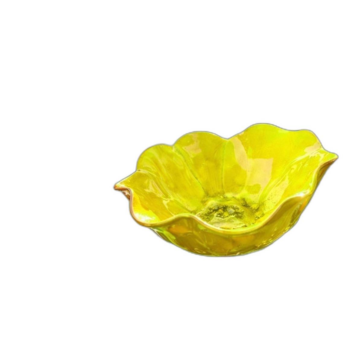 Gelbe Glassschale mit gewellten, blumenähnlichen Rändern auf weißem Hintergrund.