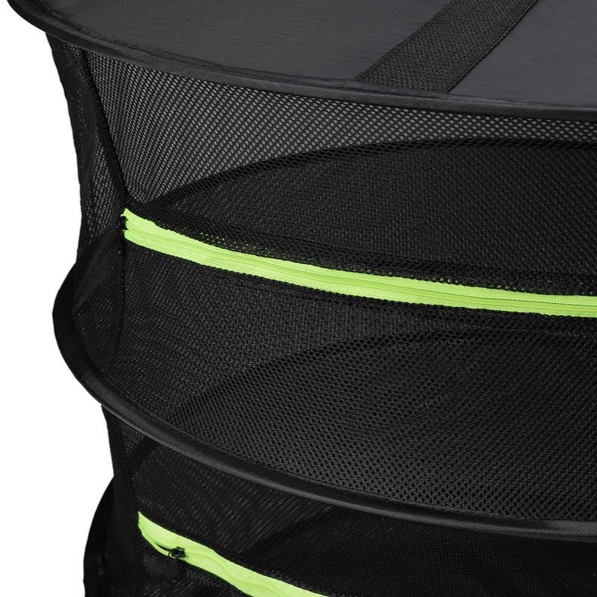Nahaufnahme einer schwarzen Mesh-Aufbewahrungstasche oder eines Organizers mit leuchtend grünen Reißverschlussdetails und gestapelten Reißverschlussfächern.