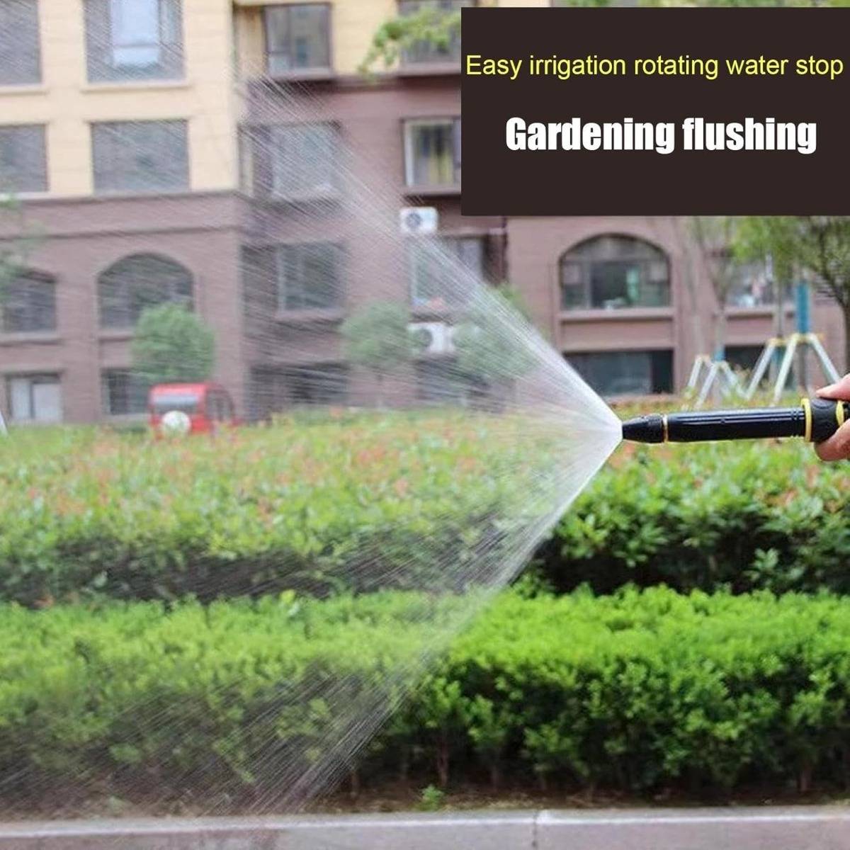 Person, die Sträucher mit einer Schlauchdüse bewässert, die einen breiten Nebel in einem Wohnhof versprüht; Text lautet „Einfache Bewässerung mit drehbarem Wasserstop" und „Gartenbewässerung"