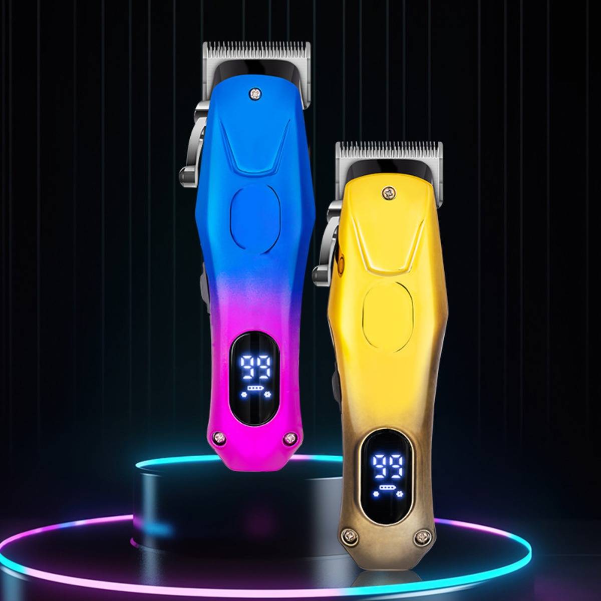Zwei elektrische Haarschneidemaschinen, die auf beleuchteten Sockeln präsentiert werden, eine in Blau-zu-Rosa und eine in Gold, beide mit digitalen Batterieanzeigen.