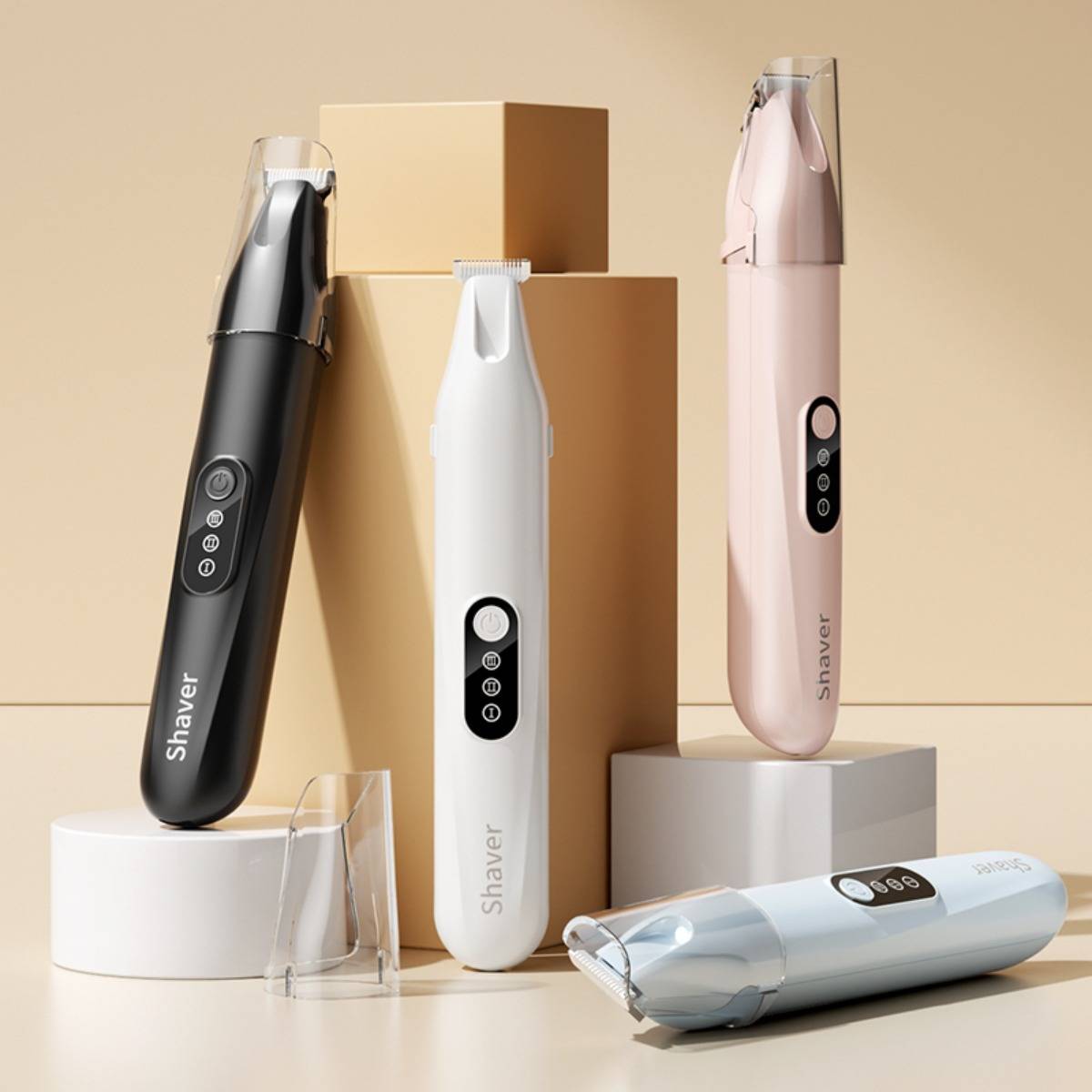 Produktpräsentation von vier Shaver-Körperpflegegeräten in Schwarz, Weiß, Rosa und Hellblau, angeordnet auf Podesten und Kisten vor einem beigen Hintergrund.