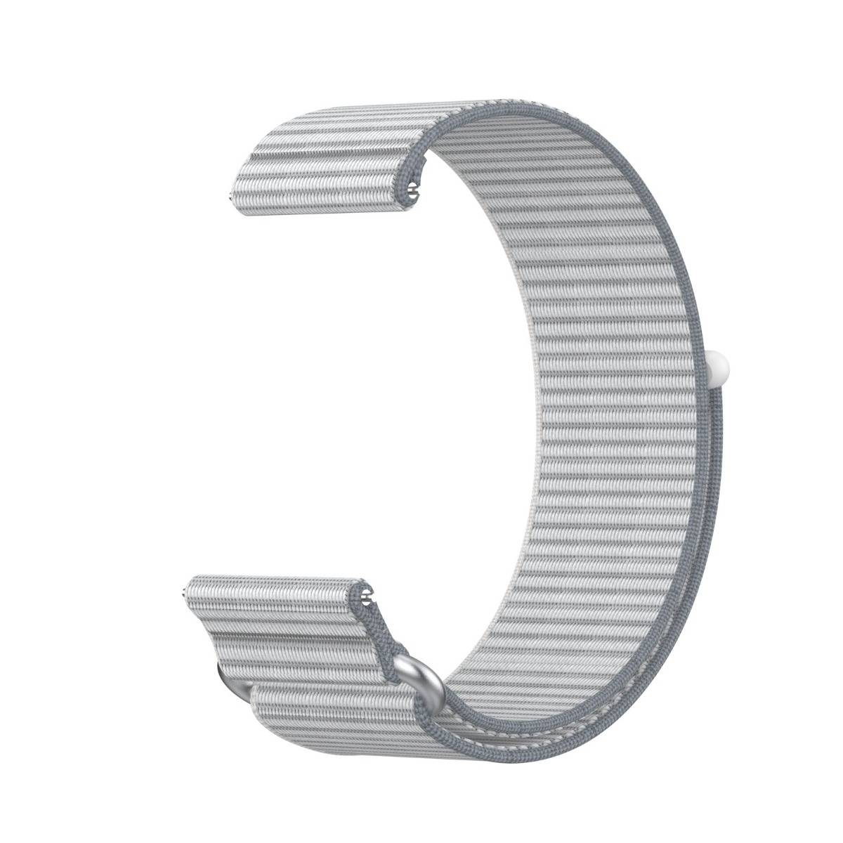 Silbernes Uhrenarmband mit Streifen und offener Schließe, in einer Seitenansicht auf weißem Hintergrund dargestellt.