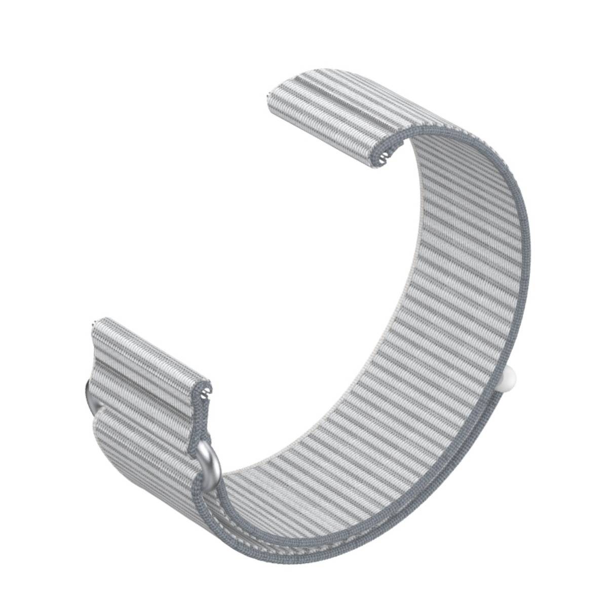 Ein grau gestreiftes gewebtes Armband mit offenen Enden in C-Form mit einem spangen­ähnlichen Verschluss, auf weißem Hintergrund dargestellt.