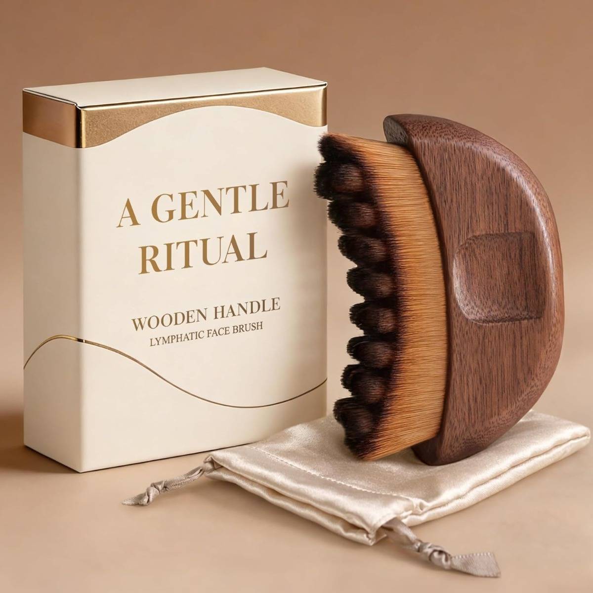 Lymphatische Gesichtsbürste mit Holzgriff neben ihrer Schachtel mit der Aufschrift „A GENTLE RITUAL