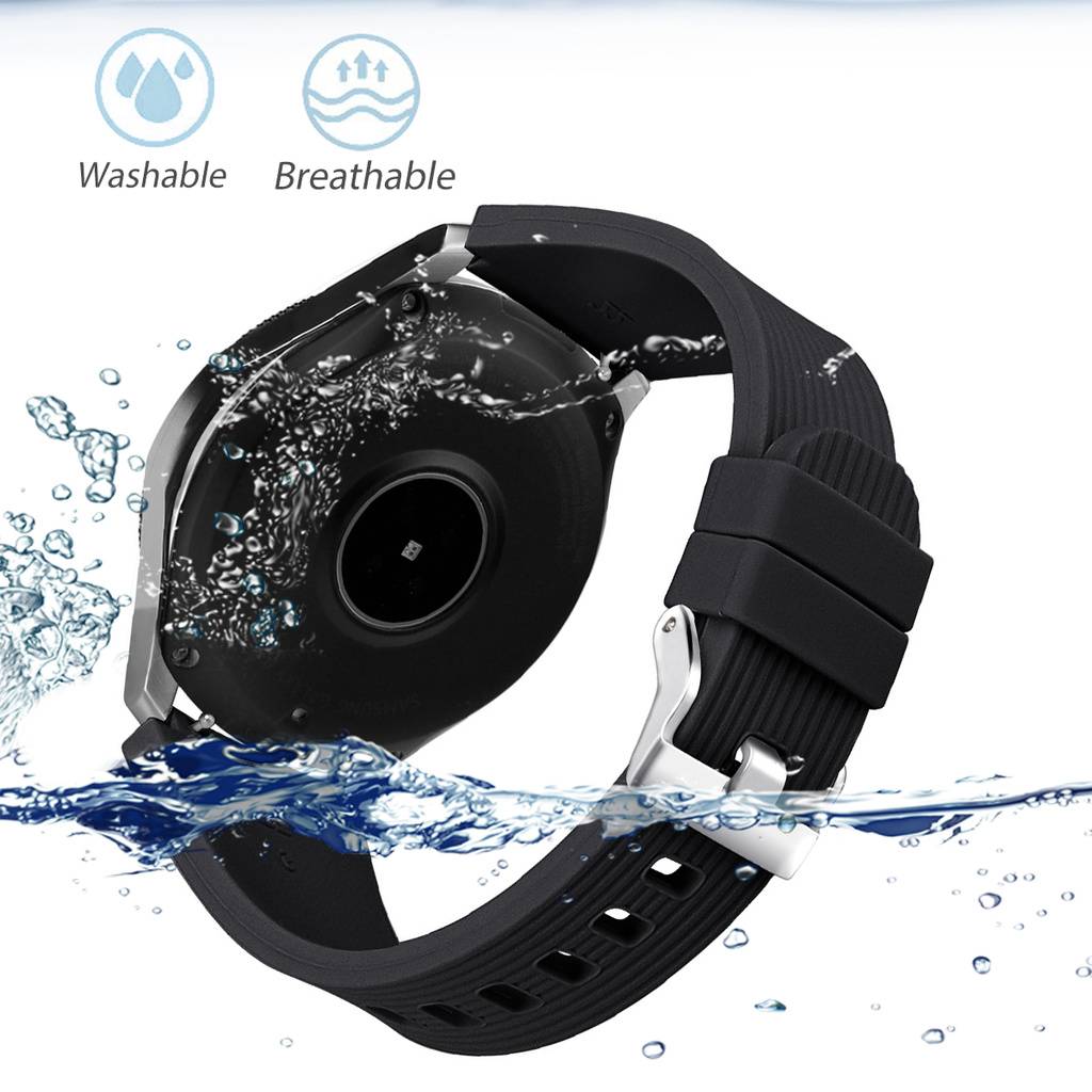 Schwarze Smartwatch mit Silikonarmband, das von Wasser bespritzt wird, mit den Bezeichnungen „Waschbar" und „Atmungsaktiv"", die Wasserbeständigkeit und Belüftung hervorheben.