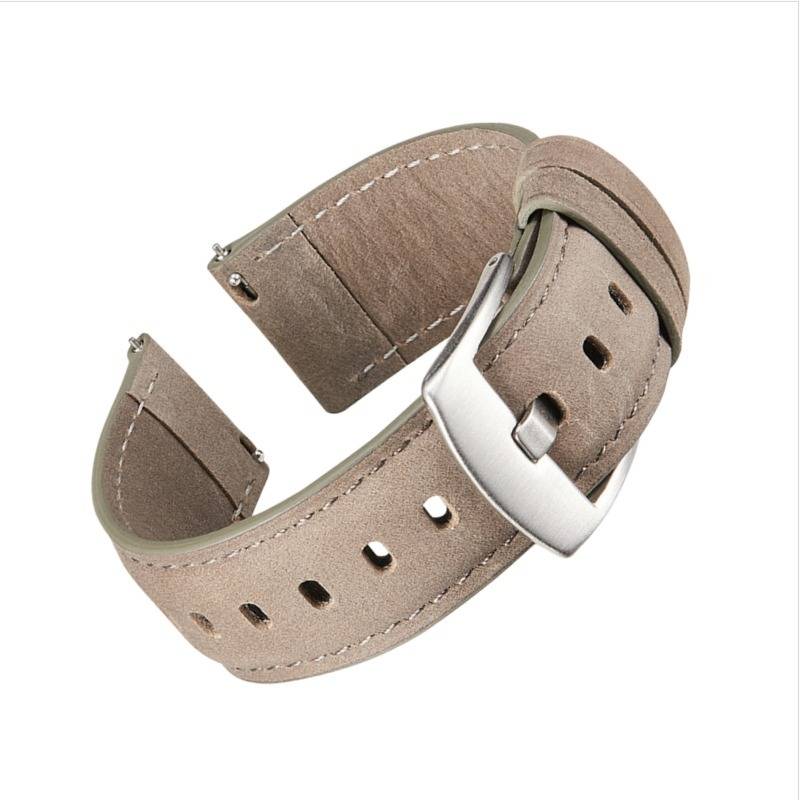 Beige Lederarmband mit silberner Schnalle, isoliert auf weißem Hintergrund dargestellt.