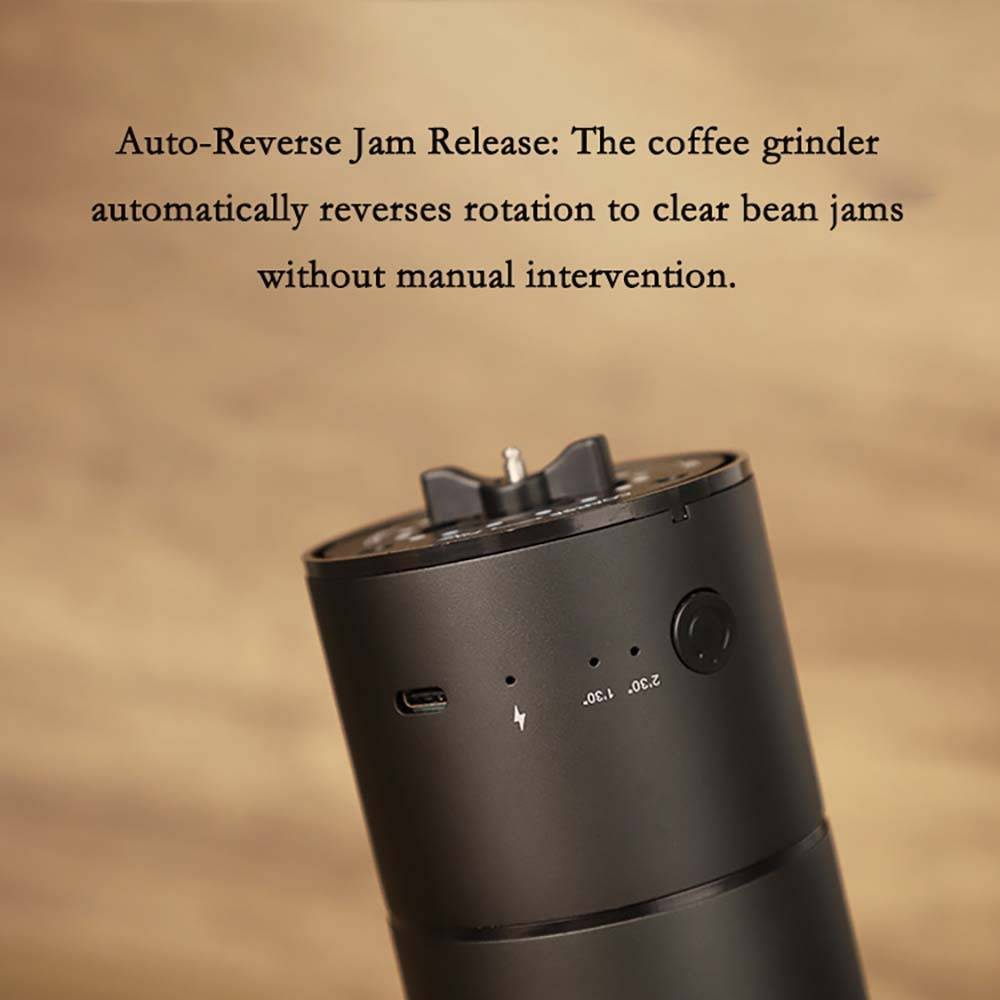 Schwarze elektrische Kaffeemühle mit Text, der die „Auto-Reverse Jam Release" erklärt, die die Rotation automatisch umkehrt, um Bohnenverstopfungen zu beseitigen.