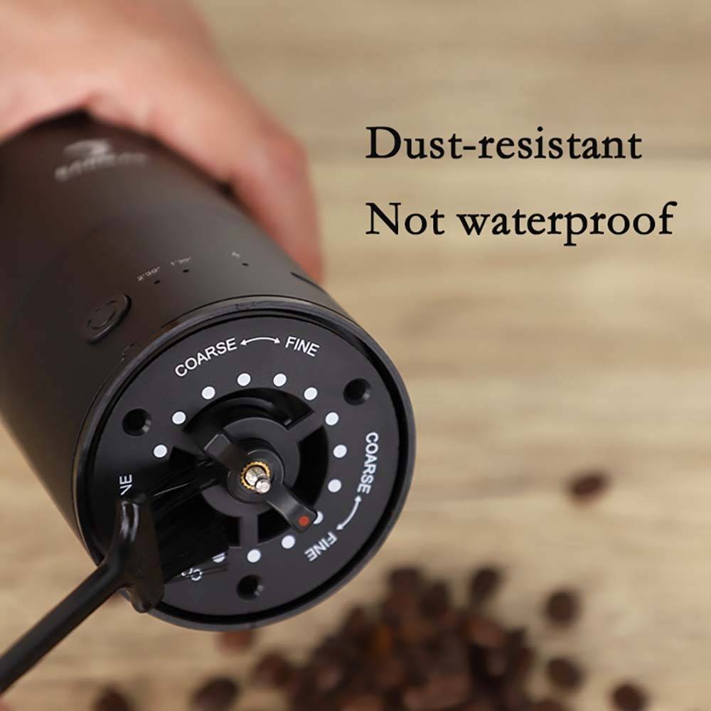 Nahaufnahme einer Hand, die eine Kaffeemühle hält, mit Text, auf dem „Staubdicht" und „Nicht wasserdicht"" angegeben ist.