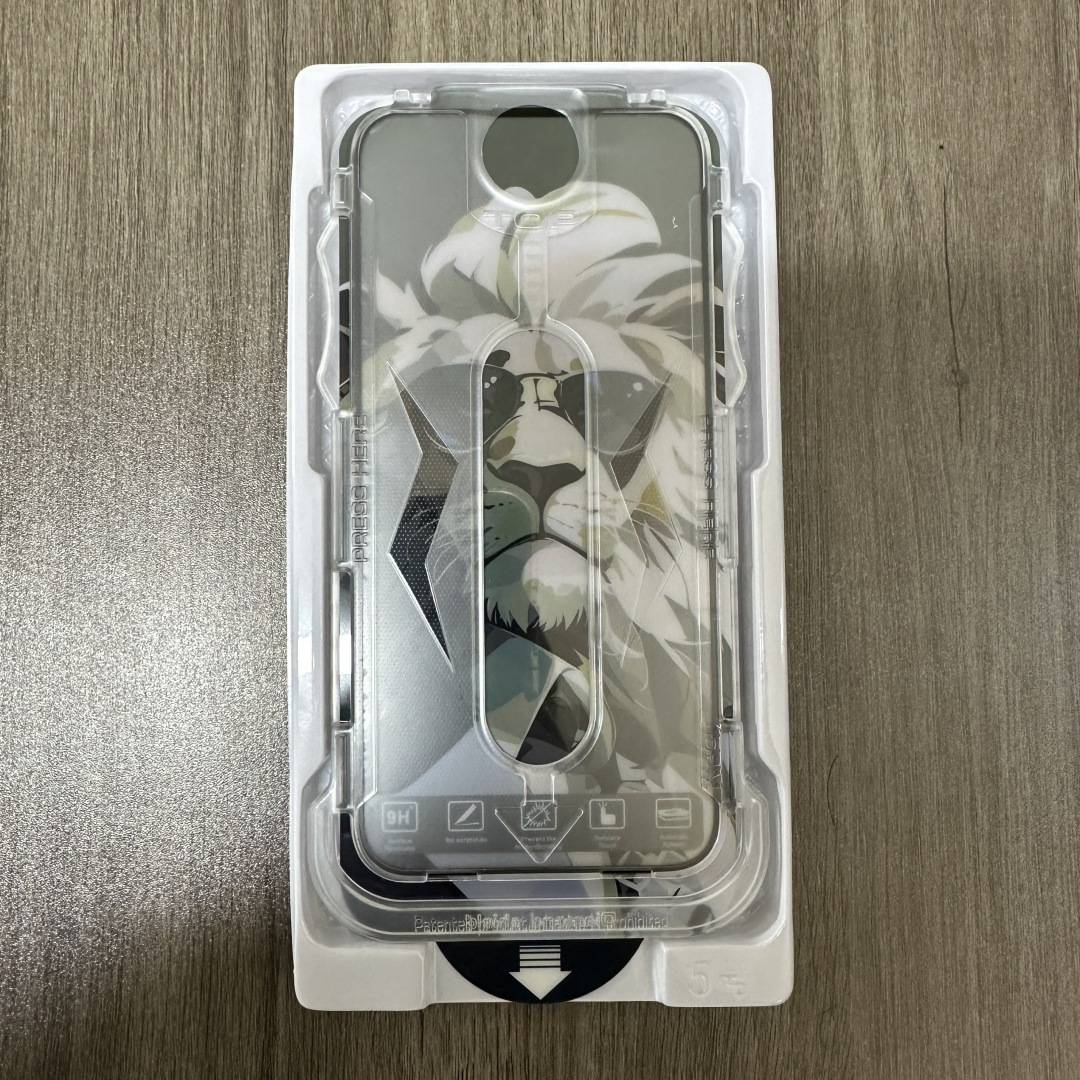 Transparente Smartphone-Schutzhülle in Verpackung, bedruckt mit Löwenkopf-Design und Kameraausschnitt sichtbar durch das Kunststoff.