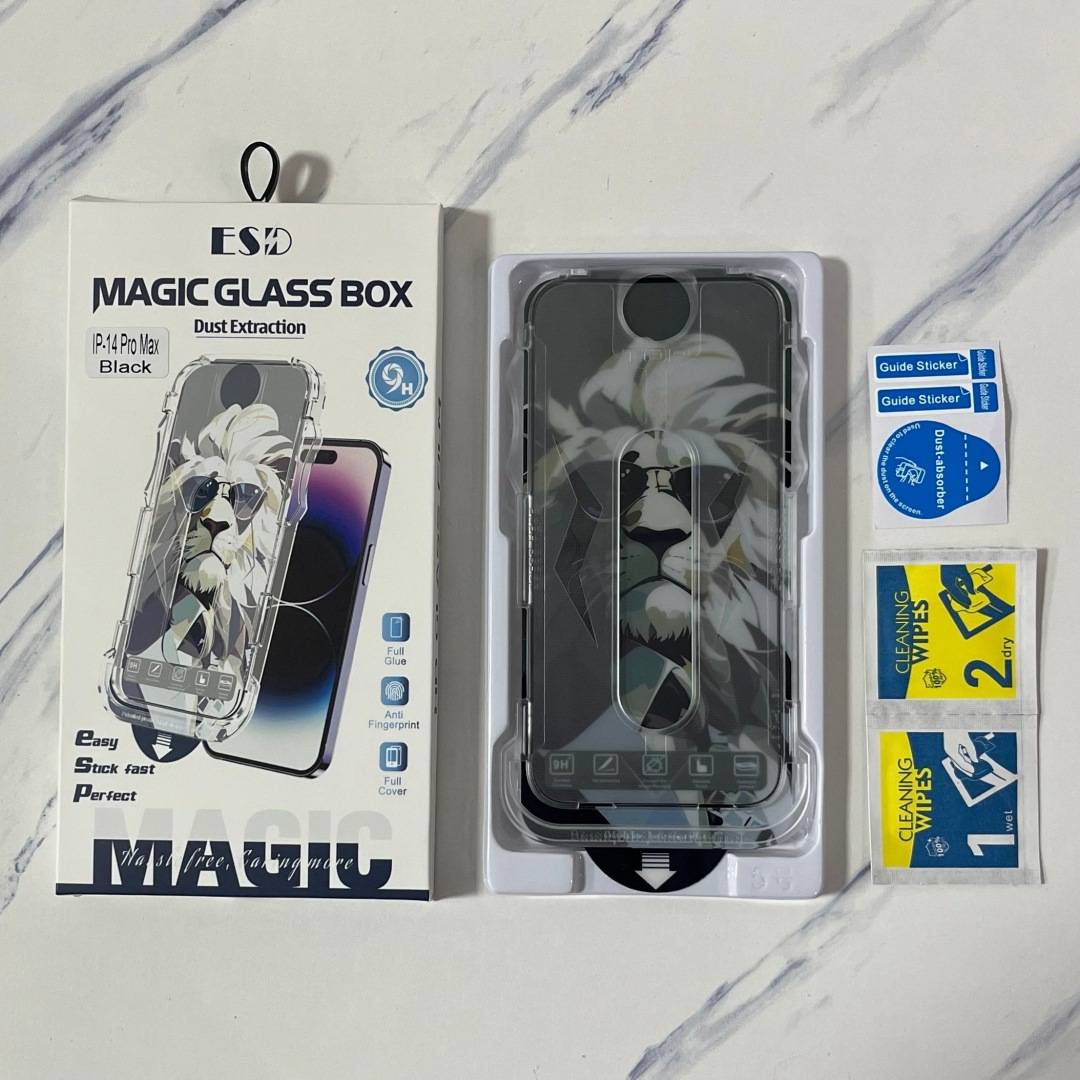 ESR Magic Glass Box iPhone-Hülle Verpackung, die transparente Hülle mit Löwendesign im Tablett, sowie enthaltene Bildschirm-Reinigungstücher und Anleitung-Aufkleber.