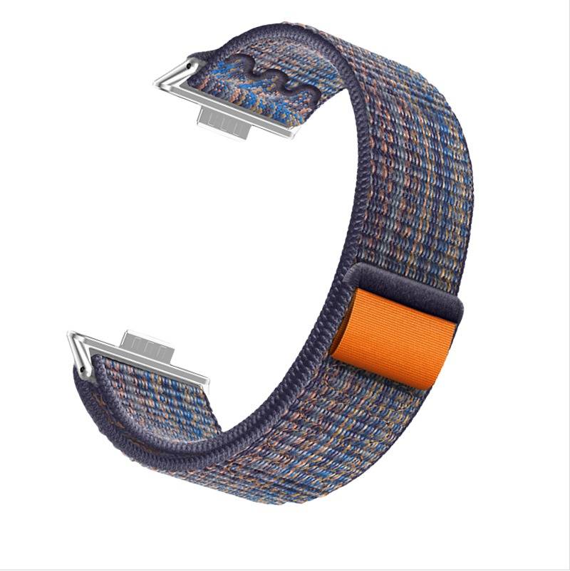 Gewebtes mehrfarbiges Uhrenarmband mit silbernen Verbindern und einem orangefarbenen Verschlussdetail auf weißem Hintergrund.