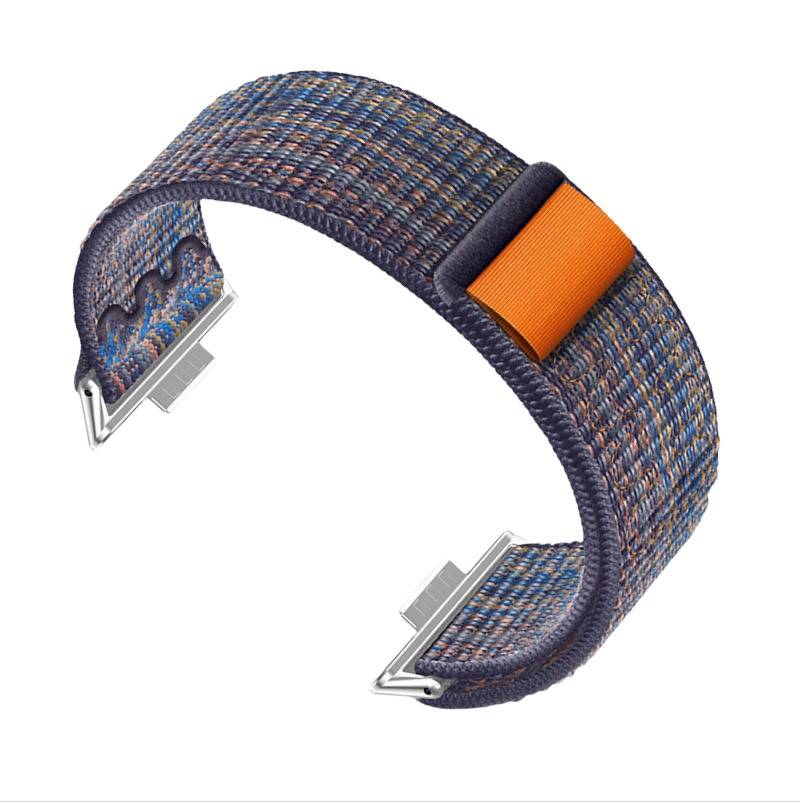 Gewebtes Stoff-Armband oder Riemen mit Metallverschlussenden und einer orangefarbenen Lasche auf weißem Hintergrund.