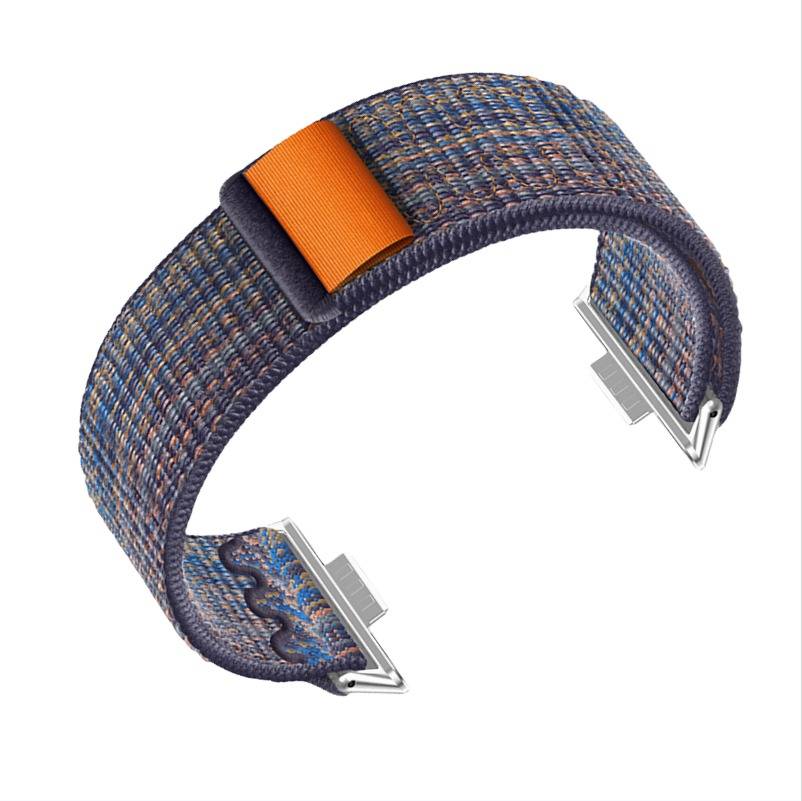 Geflochtenes Uhrenarmband mit silberner Schnalle und orangefarbigem Akzent, gezeigt auf weißem Hintergrund.