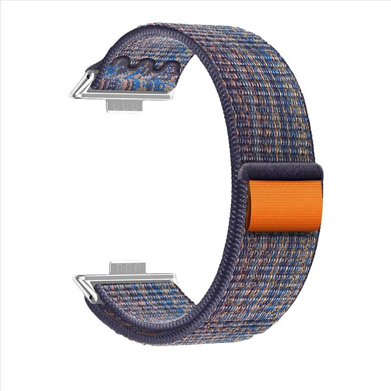 Geflochtenes Uhrenarmband mit Metallverbindern und orangefarbenem Schnallengurt auf weißem Hintergrund.