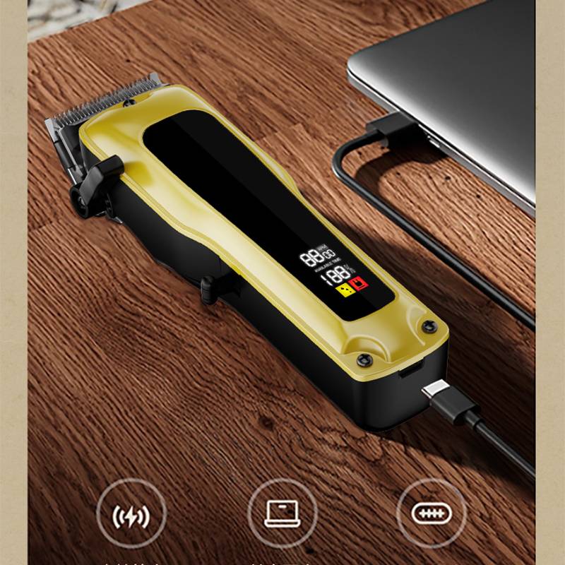 Kabelloses elektrisches Haarschneider-Ladegerät neben einem Laptop auf einem Holzschreibtisch, mit digitaler Batterieanzeige und Zubehörsymbolen darunter.