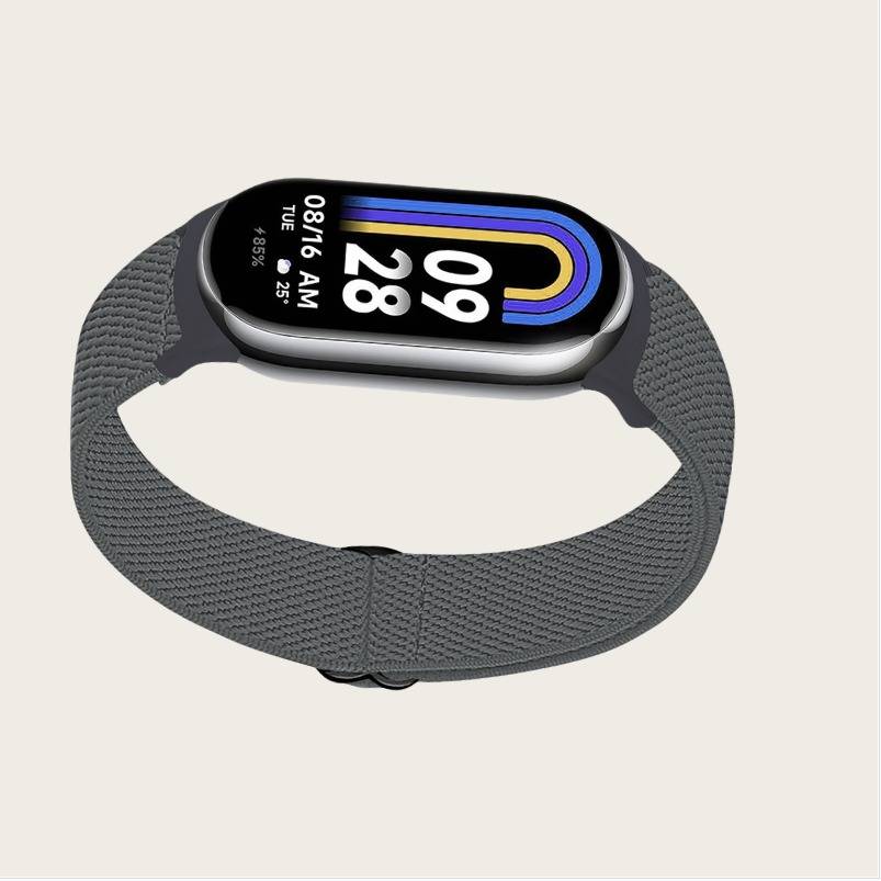 Graugewebtes Smartwatch-Armband mit schwarzem rechteckigem Display, das 09:28 und „08/16 AM" auf hellem Hintergrund anzeigt.